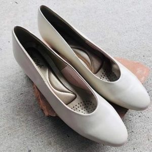 Soft Style cream 1inch Heel Angel shoes close toed